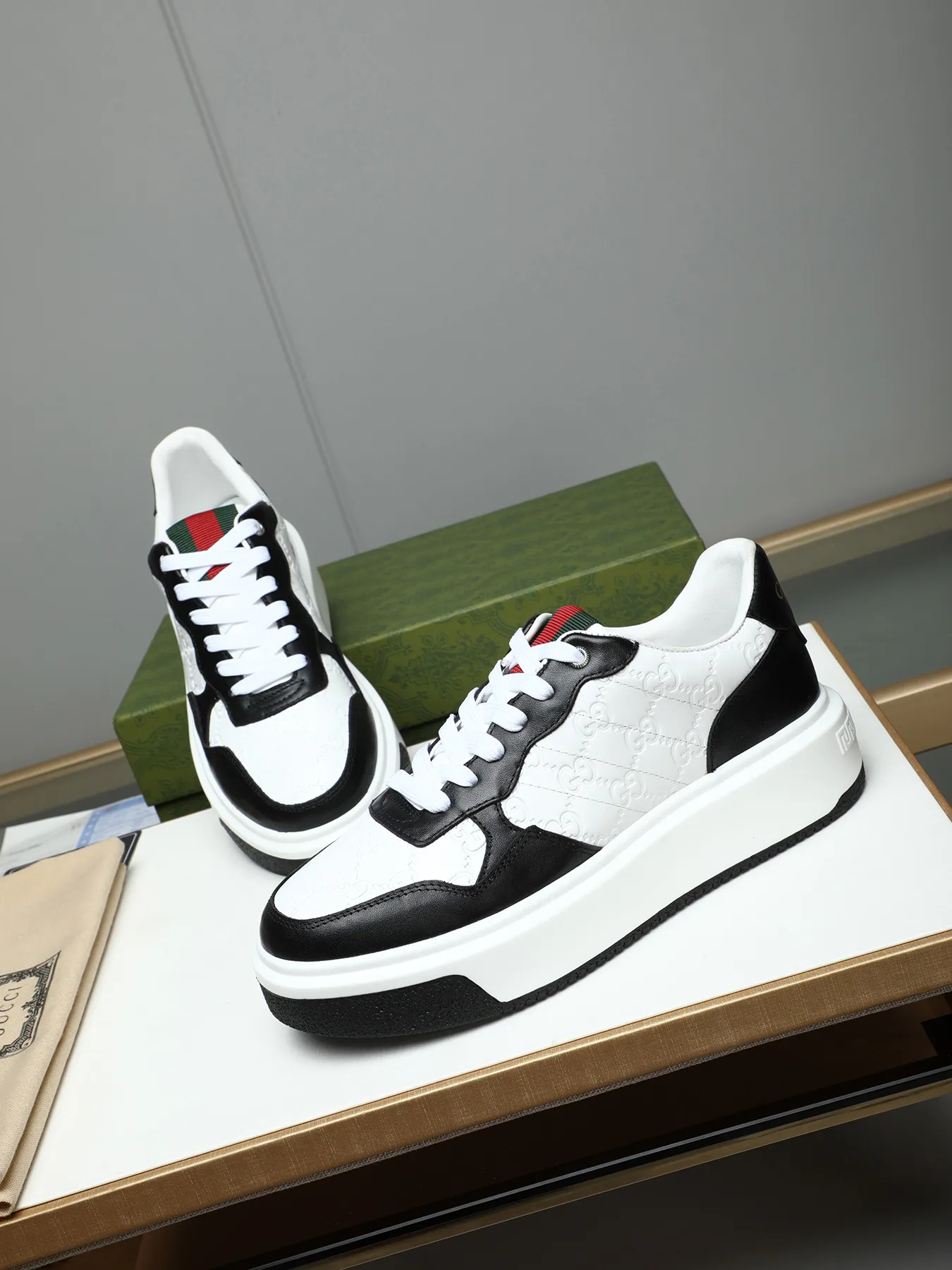 Men's shoes 💰480 New men's shoes GUCCI Fashion trend Made of first-layer calfskin ➕ washed sheep lining! The foot feels super comfortable and the workmanship is impeccable. Foam ultra-light outsole, size: 38-44 (45 customized) 4 colors to choose from!
